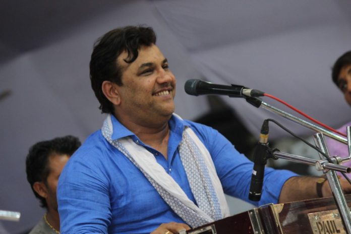Kirtidan gadhvi got first dayaro song bhajan gujarat lokdayaro